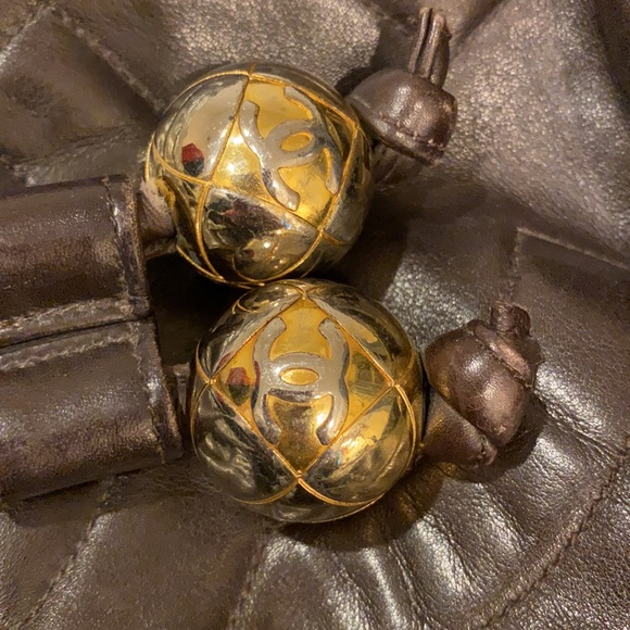 Chanel Vintage Brown Calfskin CC Chain Drawstring small Bucket Bag. - Picture 9 of 10